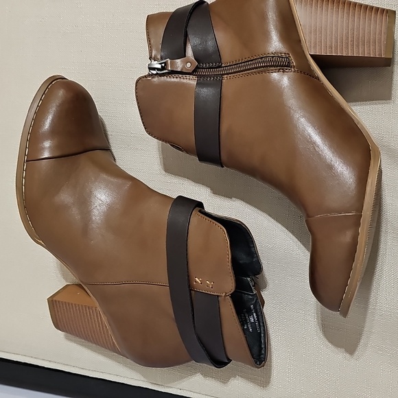 Dooballo Heeled Ankle Boots - Picture 4 of 11